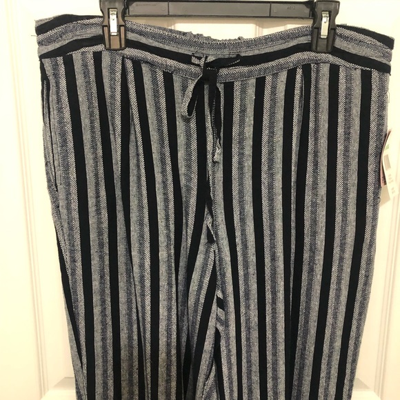 Per Se Women's Navy Ivory Vertical Striped Linen Pull on Capris Side Pockets - Picture 6 of 8